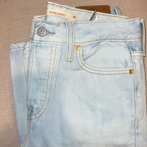 Never worn - Levi’s Wedgie Straight Jeans